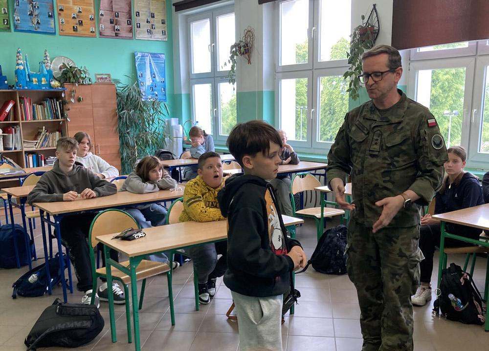 Uczniowie ze strzegomskiej „trójki” na zajęciach z żołnierzami [FOTO] 